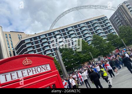 Fans, Fußballfans versammeln sich Stunden vor Spielbeginn und kommen in Stimmung. Halbfinale, Spiel M50, England (eng) - Dänemark (DEN) 2-1 NV am 07.07.2021 in London/Wembley Stadium. Football EM 2020 von 06/11/2021 bis 07/11/2021. Stockfoto