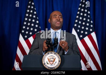 Washington, DC, USA. Juli 2021. Jaime Harrison, Vorsitzender des Democratic National Committee, spricht am Donnerstag, den 8. Juli, vor dem US-Vizepräsidenten Kamala Harris, nicht abgebildet, an der Howard University in Washington, DC, USA. 2021. Harris, der die Bemühungen der Regierung um Stimmrechte anführt, hilft, eine Ausweitung der Kampagne des Demokratischen Nationalkomitees "Ich werde abstimmen" zu starten. Quelle: Al Drago/Pool via CNP/dpa/Alamy Live News Stockfoto