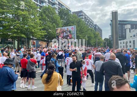 Fans, Fußballfans versammeln sich Stunden vor Spielbeginn und kommen in Stimmung. Halbfinale, Spiel M50, England (eng) - Dänemark (DEN) 2-1 NV am 07.07.2021 in London/Wembley Stadium. Football EM 2020 von 06/11/2021 bis 07/11/2021. Stockfoto