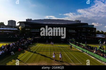 Gesamtansicht von Lucie Havlickova und Sara Bejlek gegen Linda Fruhvirtova und Polina Kudermetova während der Girls-Doppelspiele auf dem Platz 10 am zehnten Tag von Wimbledon im All England Lawn Tennis and Croquet Club, Wimbledon. Bilddatum: Donnerstag, 8. Juli 2021. Stockfoto