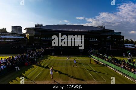 Gesamtansicht von Lucie Havlickova und Sara Bejlek gegen Linda Fruhvirtova und Polina Kudermetova während der Girls-Doppelspiele auf dem Platz 10 am zehnten Tag von Wimbledon im All England Lawn Tennis and Croquet Club, Wimbledon. Bilddatum: Donnerstag, 8. Juli 2021. Stockfoto