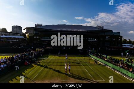 Gesamtansicht von Lucie Havlickova und Sara Bejlek gegen Linda Fruhvirtova und Polina Kudermetova während der Girls-Doppelspiele auf dem Platz 10 am zehnten Tag von Wimbledon im All England Lawn Tennis and Croquet Club, Wimbledon. Bilddatum: Donnerstag, 8. Juli 2021. Stockfoto