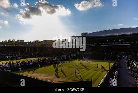 Gesamtansicht von Lucie Havlickova und Sara Bejlek gegen Linda Fruhvirtova und Polina Kudermetova während der Girls-Doppelspiele auf dem Platz 10 am zehnten Tag von Wimbledon im All England Lawn Tennis and Croquet Club, Wimbledon. Bilddatum: Donnerstag, 8. Juli 2021. Stockfoto