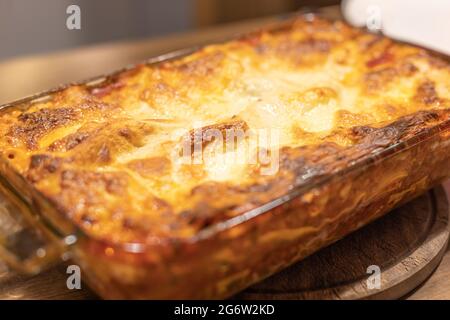 Knusprig gebackene Lasagne in einer Glasschale Stockfoto