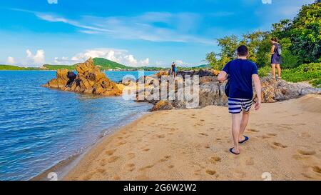 Surat Thani Thailand 25. Mai 2018 Touristen wandern auf der Insel Koh Samui Strandküste rockt Thailand. Stockfoto