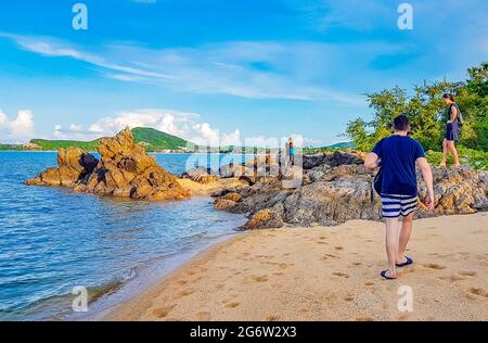 Surat Thani Thailand 25. Mai 2018 Touristen wandern auf der Insel Koh Samui Strandküste rockt Thailand. Stockfoto