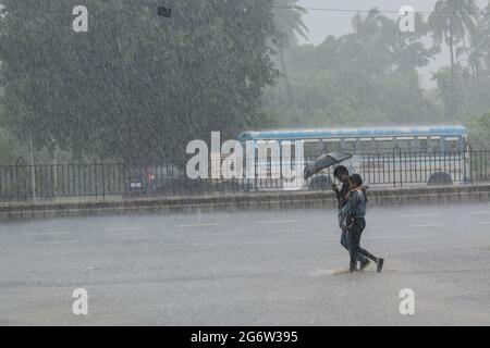 Kalkutta, Indien. Juli 2021. Ein Paar mit einem Sonnenschirm wandert bei starken Regenfällen in Kalkutta. (Foto von Sudipta das/Pacific Press) Quelle: Pacific Press Media Production Corp./Alamy Live News Stockfoto