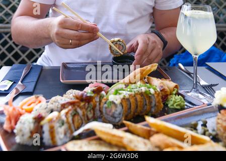Sushi-Essen mit Essstäbchen im Sushi-Restaurant Stockfoto