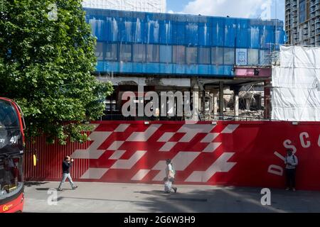 Die sich wandelnde Stadtlandschaft des ehemaligen Elephant & Castle-Einkaufszentrums, das am 8. Juli 2021 in London, England, abgerissen und saniert wird. Die viel kritisierte Architektur des Elephant & Castle Shopping Centers wurde 1965 eröffnet, erbaut auf dem bombenbeschädigten Gelände des ehemaligen Elephant & Castle Estate, das ursprünglich 1898 erbaut wurde. Das Zentrum war die Heimat von Restaurants, Bekleidungshändlern, Fast-Food-Unternehmen und Clubs, in denen sich die Londoner im Süden trafen und lebenslange Partner trafen. Stockfoto