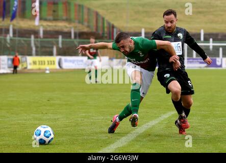 Conor McMenamin von Glentoran (links) und Jon Routledge von New Saints kämpfen während der ersten Qualifikationsrunde der UEFA Europa Conference League um den Ball, dem ersten Beinspiel im Oval, Belfast. Bilddatum: Donnerstag, 8. Juli 2021. Stockfoto