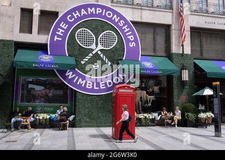 Das Logo für die Wimbledon-Tennisturnier der Lawn Tennis Association (LTA) erscheint am 8. Juli 2021 in der Bond Street in London, England, an der Außenfassade des Stilhändlers Ralph Lauren. Stockfoto