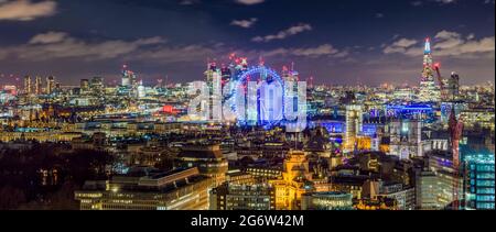 Die Skyline von London bei Nacht. Dieses Bild mit über 50 Megapixeln wurde von einem über 100 Meter hohen Dach aufgenommen und zeigt viele der Wahrzeichen der Stadt Stockfoto