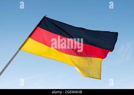 Flagge Deutschlands auf blauem Himmel Hintergrund. Stockfoto