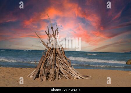 Hütte am Meer aus wiedergeborgenem Holz Stockfoto