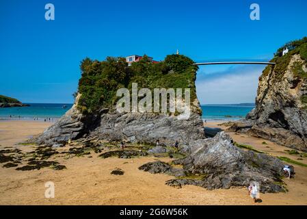 Haus auf dem Felsen mit Brücke am Towan Beach, Newquay Stockfoto