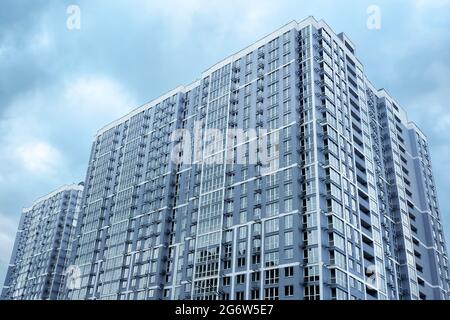 Mehrstöckiges Haus. Neue Apartmentfassade im großen Gebäude moderner Apartment-Komplex. Neues Haus Eigentumswohnung Gebäude Immobilien moderne Wohnanlage Stockfoto