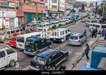 LA PAZ, BOLIVIEN - 23. APRIL 2015: Verkehr auf einer Hauptstraße Avenida Ismael Montes in La Paz, Bolivien. Stockfoto