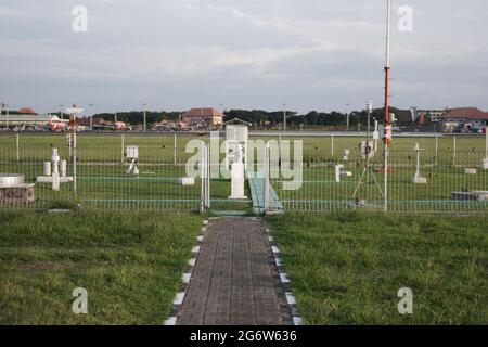 Meteorologische Geräte und Sensoren in einem großen und geräumigen meteorologischen Instrumentenpark platziert. Diese Ausrüstung wird verwendet, um meteorologische und zu erhalten Stockfoto