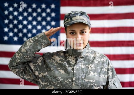 US Army Military Soldier Veteran Portrait Against Flag Stockfoto