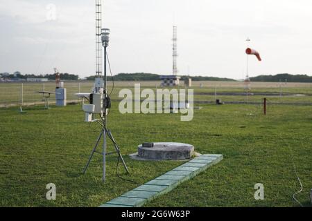 Im großen meteorologischen Garten befindet sich eine tragbare automatische Wetterstation. Dieses Tool wird verwendet, um meteorologische Daten wie Temperatur abzurufen Stockfoto