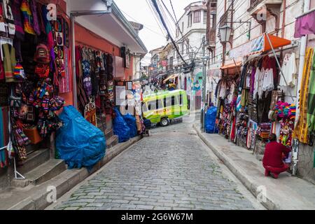 LA PAZ, BOLIVIEN - 28. APRIL 2015: Die Menschen gehen in einer kleinen Gasse im Zentrum von La Paz, Bolivien. Stockfoto