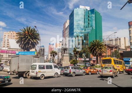 LA PAZ, BOLIVIEN - 28. APRIL 2015: Straßenverkehr im Zentrum von La Paz, Bolivien. Stockfoto