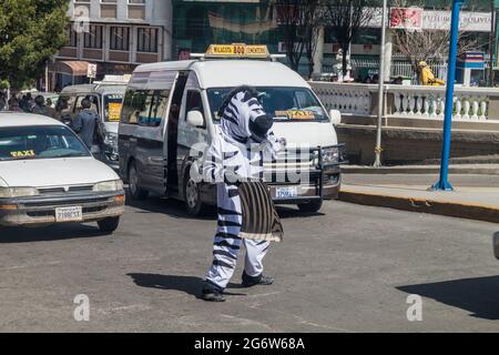 LA PAZ, BOLIVIEN - 28. APRIL 2015: Zebra Traffic Warden hilft beim Verkehr in La Paz. Stockfoto