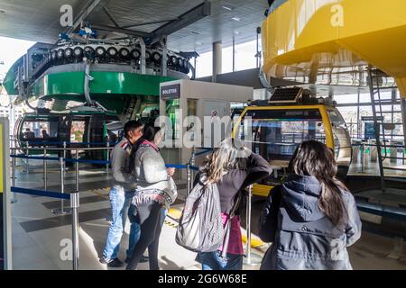 LA PAZ, BOLIVIEN - 28. APRIL 2015: Innenansicht der Libertador-Station von Teleferico (Seilbahn) in La Paz, Bolivien Stockfoto