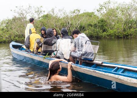 YACUMA, BOLIVIEN - 6. MAI 2015: Touristen auf einer Delfinweatching-Tour auf dem Yacuma-Fluss, Bolivien Stockfoto