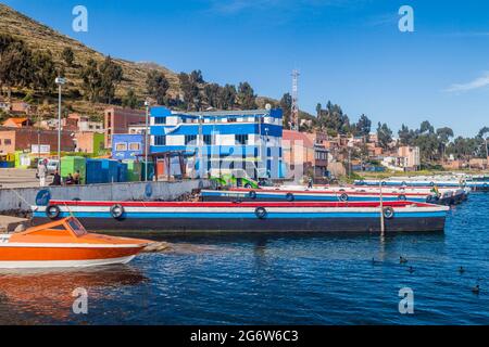 TIQUINA-STRASSE, BOLIVIEN - 11. MAI 2015: Flöße werden für den Transport von Fahrzeugen über die Tiquina-Straße am Titicaca-See, Bolivien, vorbereitet Stockfoto