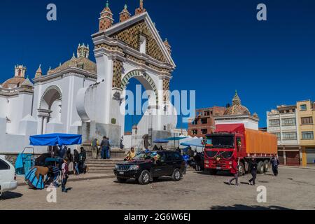 COPABA, BOLIVIEN - 13. MAI 2015: Segnung von Automobilen vor der Kathedrale von Copaba, Bolivien Stockfoto