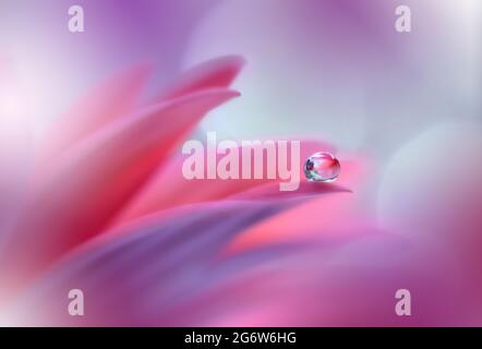 Schöne Makro-Aufnahme von magischen Blumen.Border Art Design.Magic light.Extreme Nahaufnahme Makro-Fotografie.konzeptuelle abstrakte Bild.Violett und Rosa Farbe Stockfoto