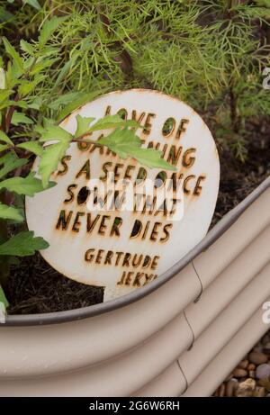 „die Liebe zur Gartenarbeit ist ein Saatgut, das nie stirbt“ Stockfoto