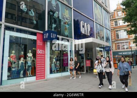 London, Großbritannien, 8. Juli 2021: In dieser Filiale von Gap in der Londoner Oxford Street werden Kleidung zu hohen Rabatten verkauft. Alle 81 britischen und irischen Filialen der Modekette mit Sitz in San Francisco werden Ende August oder September geschlossen, aber eine Online-Präsenz wird beibehalten. Schätzungen zufolge gehen über 1000 Arbeitsplätze verloren. Anna Watson/Alamy Live News Stockfoto