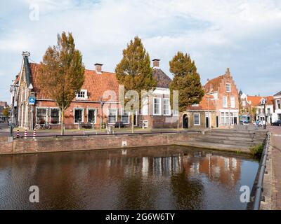 Straßenszene von Hoogend in der Altstadt von Sneek, Snits in Friesland, Niederlande Stockfoto