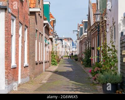 Straßenszene der schmalen Midstrjitte-Straße im Dorf Waldsein, Woudsend, Friesland, Niederlande Stockfoto