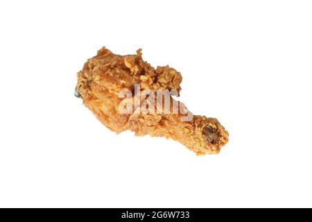 Gebratene Hähnchenschenkel isoliert auf weißem Hintergrund. Gebratene Hähnchenschenkel sind ein nahrhaftes Essen. Knusprig gelbe Hähnchendrumsticks. Stockfoto