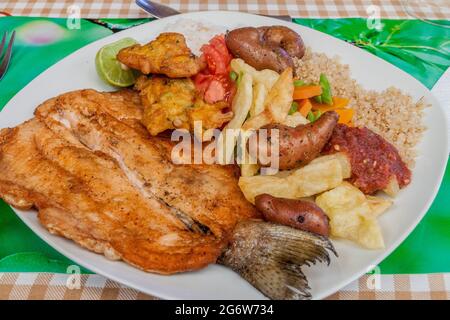 Essen in Bolivien - gebratener Fisch Stockfoto