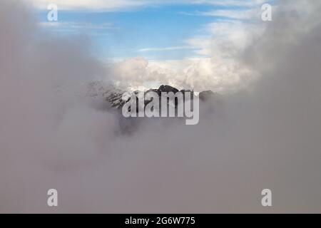 Blick auf die Cordillera Real Bergkette vom Hochlager der Bergsteiger unter dem Berg Huayna Potosi in Bolivien Stockfoto