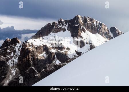 Blick auf die Cordillera Real Bergkette vom Hochlager der Bergsteiger unter dem Berg Huayna Potosi in Bolivien Stockfoto