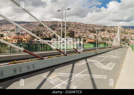 LA PAZ, BOLIVIEN - 28. APRIL 2015: Blick auf die Puentes Trillizos Brücken in La Paz, Bolivien Stockfoto