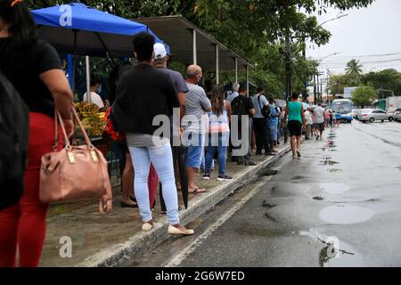 salvador, bahia, brasilien - 22 de junho de 2021: An einer Bushaltestelle im Stadtteil Cabula der Stadt warten die Fahrgäste auf die öffentlichen Verkehrsmittel Stockfoto