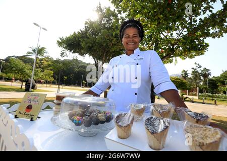 salvador, bahia, brasilien - 28. oktober 2016: Schwarze Frau macht süßes brigadeiro, um es im City Park in Salvador zu verkaufen. *** Ortsüberschrift *** . Stockfoto