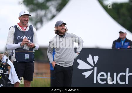 North Berwick, Großbritannien. Juli 2021. Tommy Fleetwood (England) und sein Caddie Ian Finnis auf dem 7. Abschlag während des Celebrity Pro-am bei den abrdn Scottish Open im Renaissance Club, North Berwick, Schottland. Kredit: SPP Sport Pressefoto. /Alamy Live News Stockfoto