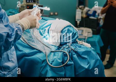 Chirurgen-Team operierenden Patienten im Operationssaal im Krankenhaus - Fokus auf Scheren Stockfoto