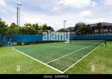 Grass-Tennisplatz im Angla Laguna Phuket Hotel in Phuket, Thailand. Stockfoto