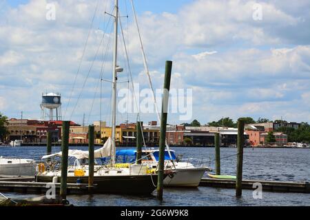 Downtown Elizabeth City NC mit seinem ikonischen Wasserturm, der von der anderen Seite des Pasquotank River aus gesehen wird. Stockfoto