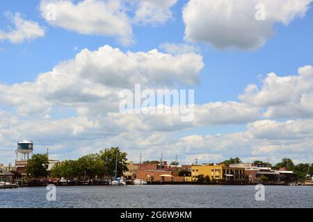 Downtown Elizabeth City NC mit seinem ikonischen Wasserturm, der von der anderen Seite des Pasquotank River aus gesehen wird. Stockfoto