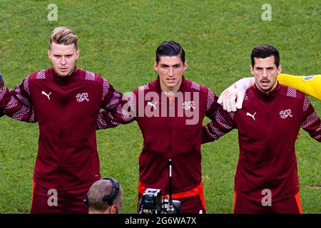 Baku, Aserbaidschan - 20. Juni: Die Nationalspieler der Schweiz kommen mit Nico Elvedi (L) Steven Zuber (C) und Remo Freuler (R) ins Feld Stockfoto