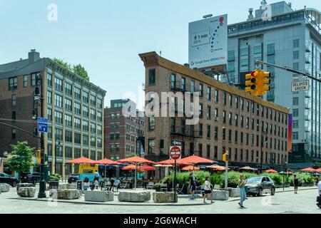 New York, NY - USA - 6. Juli 2021: Landschaftsansicht eines öffentlichen Platzes im angesagten Meatpacking District an der Kreuzung der West 14th Street, Hudso Stockfoto